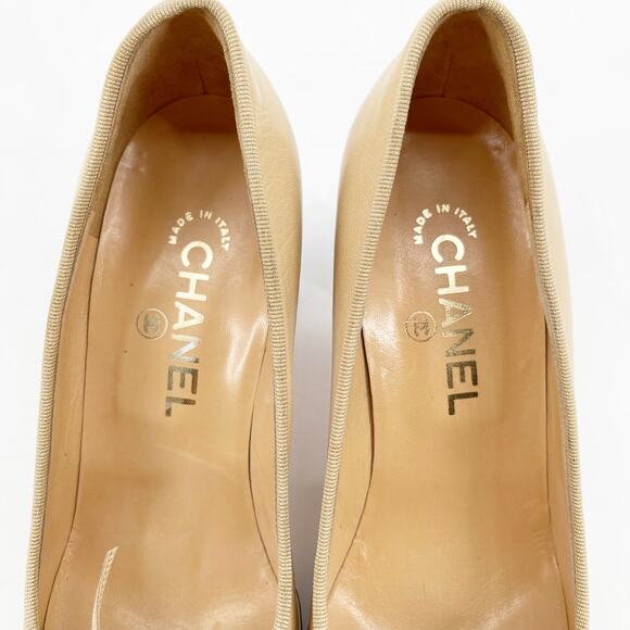 Vintage Chanel Beige Black Leather CC Cap Toe Bow Block Heel Pumps Shoes EU 39 - Picture 8 of 13